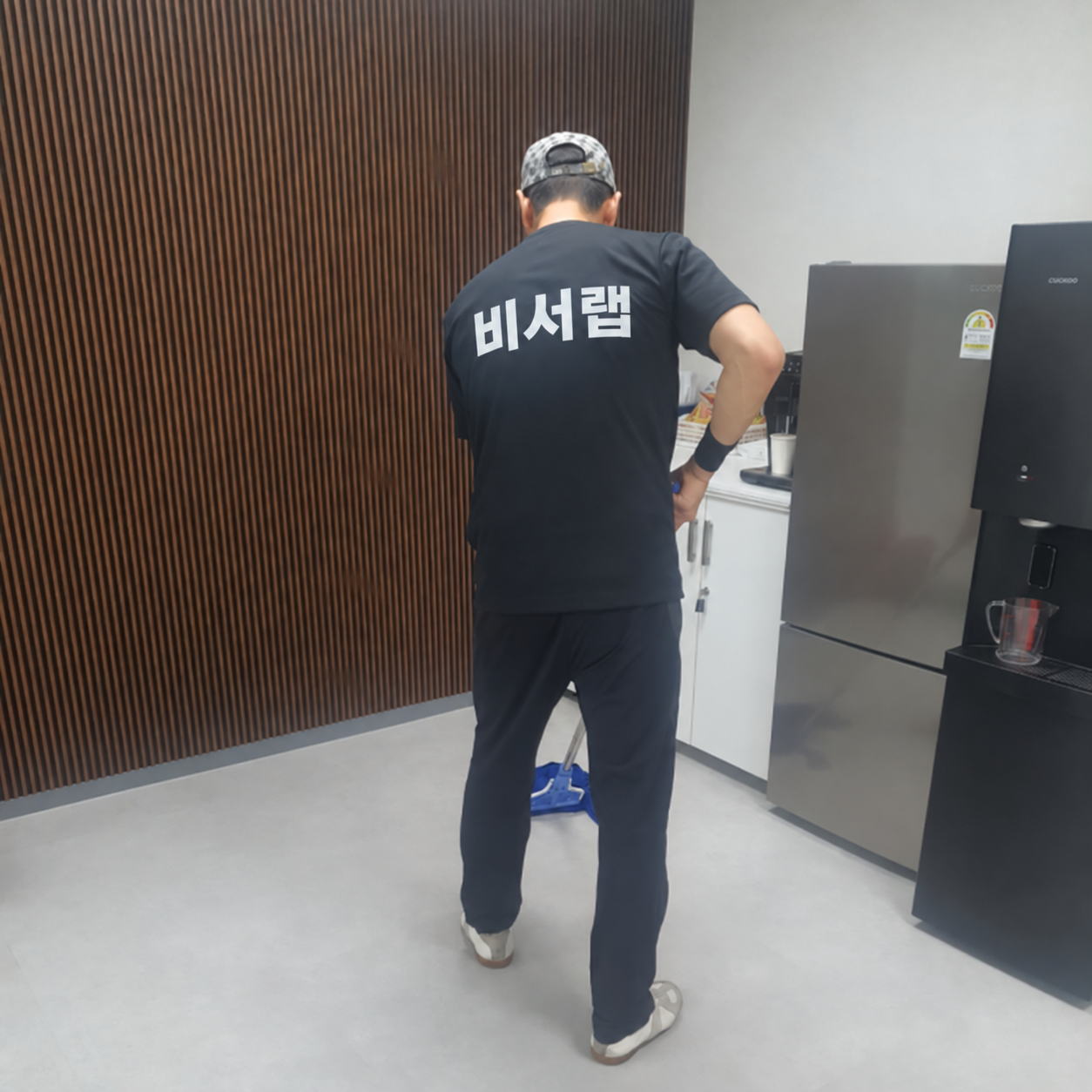 비서랩 청소 작업 사진 - 유니폼 로고 편집
