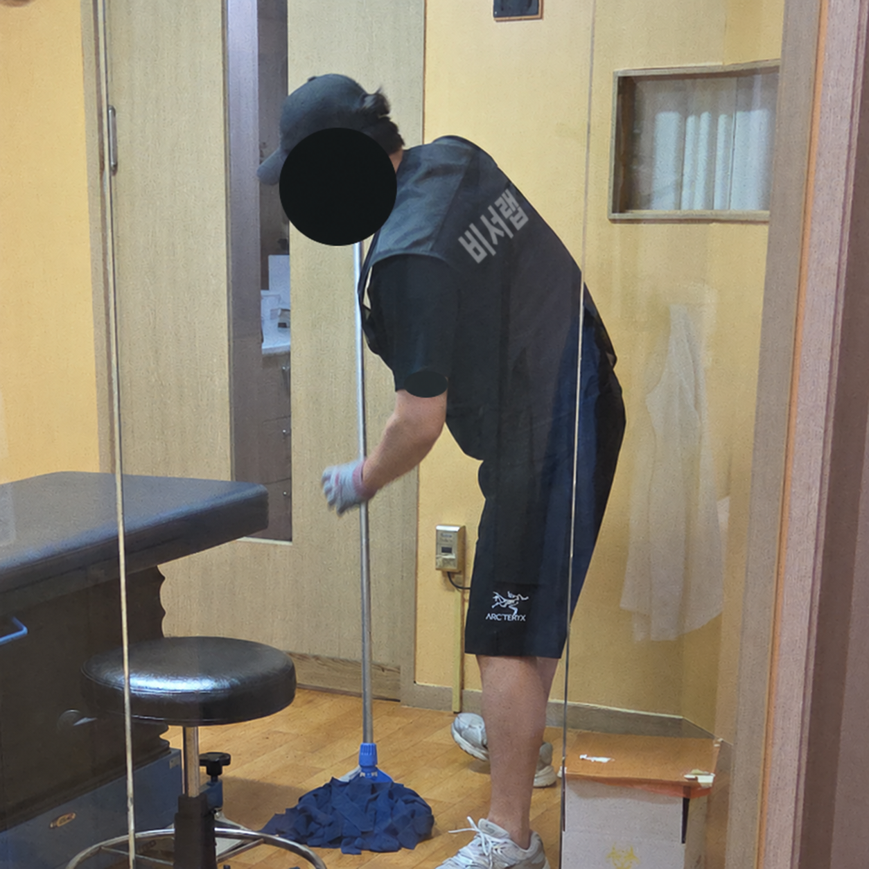 청소 작업 참고 사진 1 - 유니폼 로고 편집