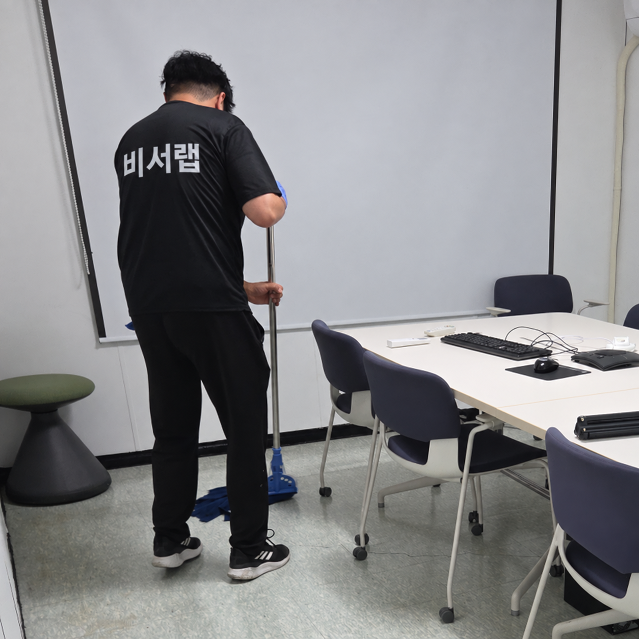 청소 작업 참고 사진 3 - 유니폼 로고 편집